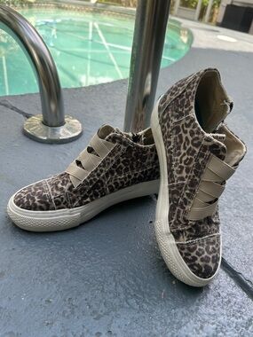 Blowfish leopard print Slip-Ons with zippered sides- size 9, EUC